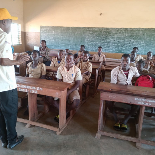 orientation des responsables de classe sur la vaccination contre COVID-19 par le Surveillant Général du CEG Alindaou (Sèmèrè-Ouaké) 